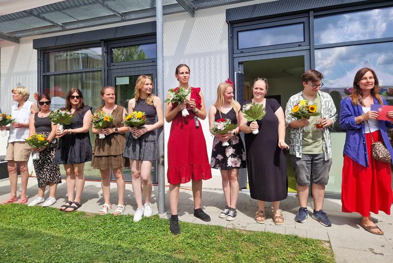 Vor zehn Jahren hat die Johanniter-Kinderkrippe „Wiesenwichtel“ eröffnet – dies wurde nun im kleinen Rahmen gefeiert. Zu Gast waren, neben allen Kindern und Eltern, Michaela Raff, Sachgebietsleiterin Kindertageseinrichtungen, Stadt Fürstenfeldbruck, Alexandra Reinhart, Hauptamtliches Mitglied des Regionalvorstandes der Johanniter im Regionalverband Oberbayern, Sarah Voigt, stellvertretende Sachgebietsleitung Kita der Johanniter im Regionalverband Oberbayern, sowie das Team um Einrichtungsleitung Julia Beck.