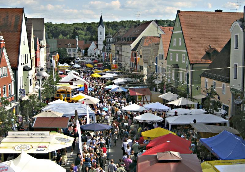 - Start des dreitägigen Altstadtfestes in der Fürstenfeldbrucker Innenstadt ist am Freitag, den 19. Juli, um 18.45 Uhr. Traditionell geben die Königlich Privilegierten Feuerschützen auf der Amperbrücke den Startschuss. Im Anschluss begrüßt OB Christian Götz die Gäste.
