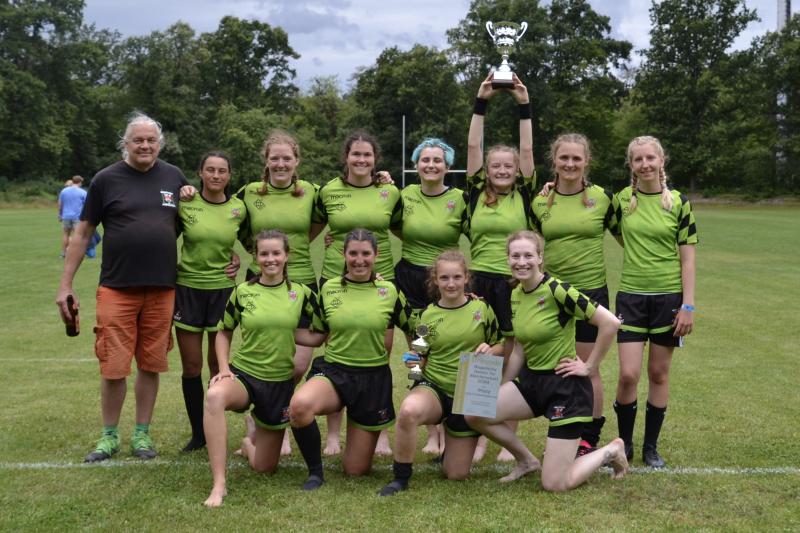 Am vergangenen Samstag, den 06. Juli holten die Rugby Damenmannschaft des TuS FFB den Titel als Bayerische Meisterinnen im 7er Rugby. Bei dem vom Rugbyverband Bayern ausgerichteten Meisterschaften in Nürnberg, setzte sich die Mannschaft aus FFB gegen die teilnehmenden Teams mit einer starken Leistung durch.