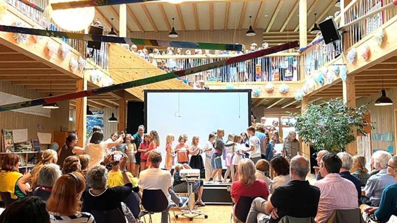 Die Gratulanten standen Schlange. Zwar war es lediglich ein zwanzigster Geburtstag, doch den feierte eine Schule, für deren Überleben in der Vergangenheit nicht nur viele Eltern und Lehrer sondern auch Politiker gekämpft hatten. Gast war bei der Montessori-Schule in Gilching unter anderem Professorin Ursula Männle, die der Einrichtung als Mitstreiterin seit 2003 eng verbunden ist.