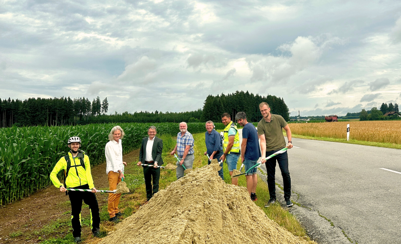 Mit einem symbolischen Spatenstich leiteten Landrat Thomas Karmasin und der Baureferent des Landkreises Fürstenfeldbruck, Johann Wörle, gemeinsam mit Bürgermeister Martin Obermaier den Baubeginn zwischen Unterschweinbach und Oberweikertshofen ein.