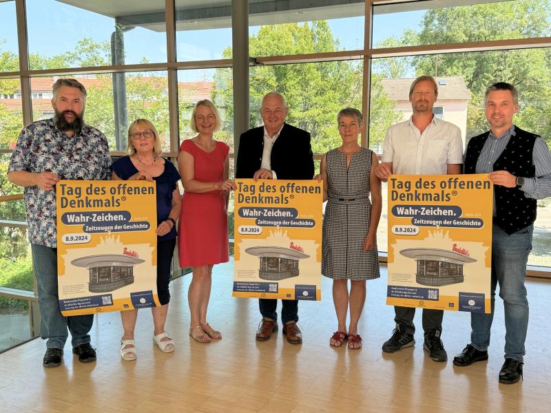 Am Sonntag, den 8. September 2024, findet der Tag des offenen Denkmals statt. Hierzu haben stellvertretender Landrat Dr. Michael Schanderl und die Anwesenden das Veranstal-tungsprogramm vorgestellt, das eine Bustour sowie verschiedene Führungen umfasst.