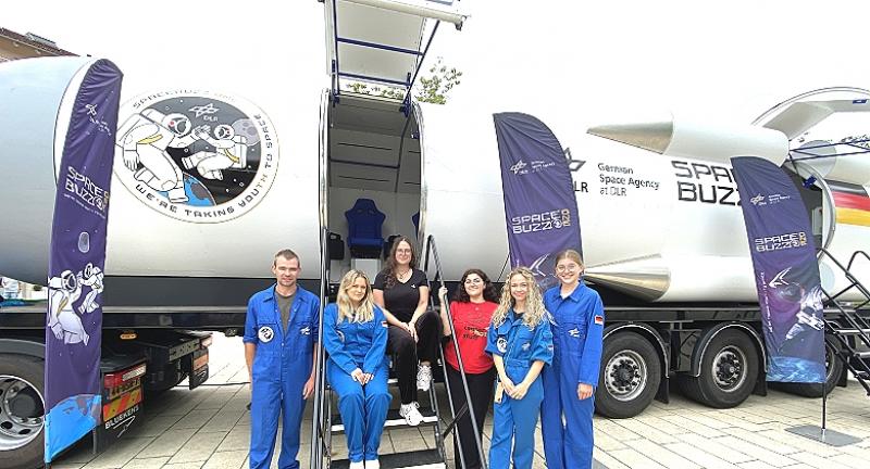 Die Aufregung war groß. Mitten am Gilchinger Marktplatz landete am Mittwoch die Rakete "Spacebuzz One" der Deutschen Raumfahrt-Agentur im DLR. Zwar liegend auf einem Schwerlasttransporter, doch nicht weniger interessant. Eingeladen waren Schüler ab acht Jahren, die sich mit den Astronauten Alexander Gerst und Matthias Mauerer auf einen unvergesslichen virtuellen Flug durchs Weltall machten.