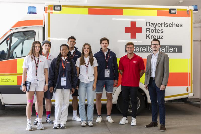 Der BRK-Kreisverband Fürstenfeldbruck hat insgesamt 1200 Ehrenamtliche, die im Rettungsdienst, im Katastrophenschutz, in den Gemeinschaften Wohlfahrt und Soziales, bei der Wasserwacht, den Bereitschaften und im Jugendrotkreuz unentgeltlich Hilfe leisten und sich für andere einsetzen.
