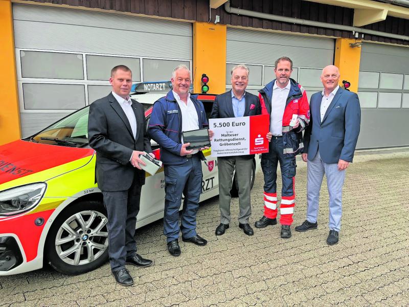 Auf dem Bild v.l.: Thomas Rapp, (Kreisgeschäftsführer Malteser in Gröbenzell), Michael Bärschneider (Wachleiter Malteser Rettungswache Gröbenzell), Sparkassen-Direktor Dirk Hoogen, Dr. Daniel Wachter (Obmann der Notarztgruppe) und Robert Mayer (Filialdirektor der Sparkasse Fürstenfeldbruck).