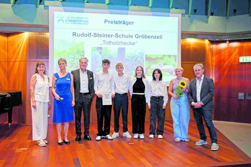 Die Rudolf-Steiner-Schule Gröbenzell ist Preisträgerin des diesjährigen Klima- und Umweltpreises der Bürgerstiftung des Landkreises Fürstenfeldbruck. Den Preis erhält die Schule für eine Totholzhecke, die Gartenbaulehrer Jakob Schmitt mit Schülern der 8. Klasse angelegt hat. 