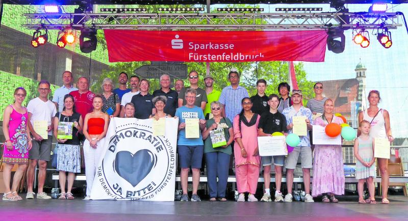 Exakt 114.003 Kilometer erzielten 597 Teilnehmende in 33 Teams beim diesjährigen Stadtradeln der Stadt Fürstenfeldbruck vom 16. Juni bis 6. Juli. Insgesamt wurden 19 Tonnen CO2 vermieden. Die Preisverleihung fand im Rahmen des Altstadtfestes durch Oberbürgermeister Christian Götz und die städtische Verkehrsplanerin Claudia Gessner statt. Die Stadt bedankte sich fürs Mitmachen mit Geldpreisen, Gutscheinen und Radzubehör.