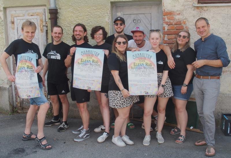 – Schweißtreibend sind gerade wieder die Vorarbeiten am Alten Schlachthof auf der Lände für das diesjährige Open Air Konzert des Jugendkulturvereins SUBKULTUR. Da wird viel organisiert, aufgeräumt, getüftelt, gebastelt, gehämmert und aufgebaut, damit erneut – traditionell am letzten Juliwochenende – so richtig Partylaune aufkommen kann.