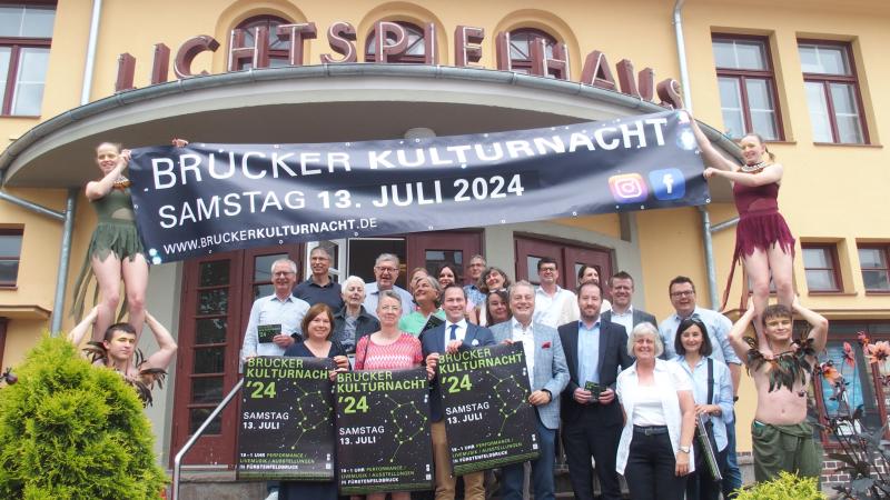 Sagenhaftes gemeinsames Engagement zugunsten einer vielfältigen und unterhaltsamen Kulturnacht legen wieder zahlreiche Initiatoren und Sponsoren an den Tag. Das Banner halten Akrobaten/innen vom Schulzirkus des Viscardi-Gymnasiums. Foto: Amper-Kurier