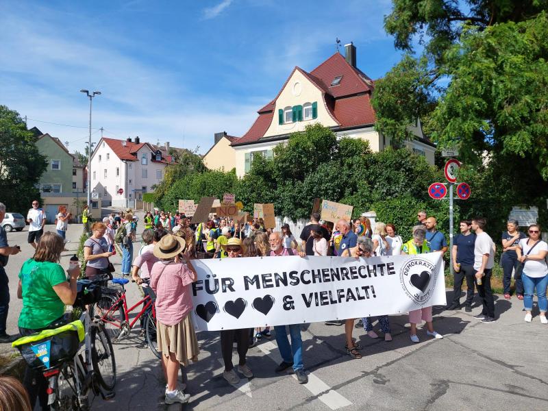 – Am 5. Juli berief sich Turmgeflüster e.V. auf das Versammlungsrecht, um eine Demo zu organisieren. Eine große und buntgemischte Gruppe von Menschen folgte der Einladung und versammelte sich am Hauptplatz, um gemeinsam mit den Jugendlichen des Vereins für demokratische Werte, friedlich und aus Überzeugung, zu demonstrieren.