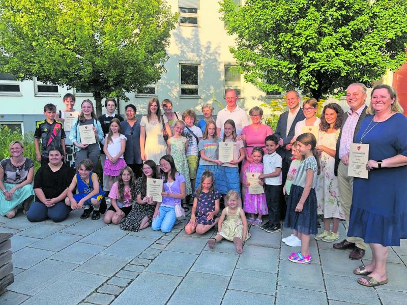 Urkunden-Vergabe für den diesjährigen Umweltpreis im Rathausinnenhof: u.a. mit Oberbürgermeister Christian Götz (5. v. r.), Georg Tscharke vom Umweltbeirat (Mitte) und Sparkassendirektor Dirk Hoogen (2. v. r.).