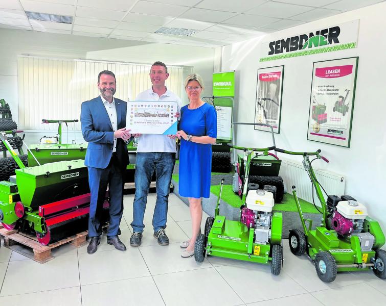 Die IHK für München und Oberbayern gratuliert dem Fürstenfeldbrucker Maschinenbauer Sembdner zum 110-jährigen Bestehen. Michael Steinbauer, Vorsitzender des IHK-Regionalausschusses Fürstenfeldbruck, und Elke Christian, Mitglied der IHK-Hauptgeschäftsführung und zuständig für die oberbayerischen Regionen, haben dem Geschäftsführer Peter Schwarzmann zum Jubiläum eine Ehrenurkunde der IHK überreicht 
