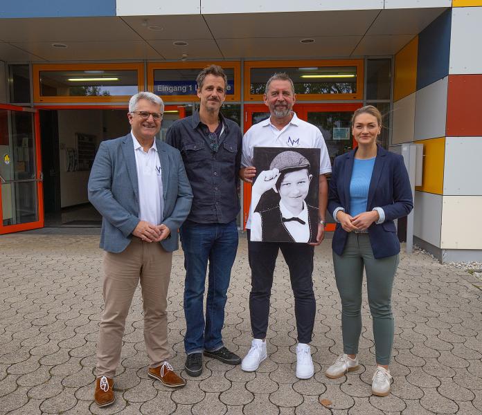 So ein furchtbarer Schicksalsschlag sollte keine Eltern der Welt treffen: Völlig unerwartet verstarb der 14-jährige Nicolas May Anfang Januar 2022 über Nacht an plötzlichem Herztod. Sein Vater, der Fürstenfeldbrucker Trachtendesigner Manfred May, hat mit bewundernswertem Engagement gemeinsam mit Prof. Dr. med. Nikolaus Haas, dem Leiter der Kinderkardiologie des LMU Klinikums Großhadern, daraufhin die „Nicolas May Stiftung“ gegründet.