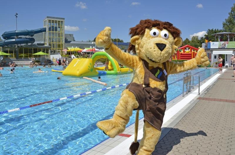 Mehr Action geht nicht! Was auf der Fun & Action Poolparty am 12. August 2024 im Freibad der AmperOase geboten wird, sollten die kleinen und großen Besucher nicht verpassen. Für fünf Stunden verwandelt sich das Freibad in einen besonderen Funpark. Im Zeitraum von 13 bis 18 Uhr stehen unterschiedliche Spielgeräte am bzw. im Wasser zur Verfügung und ein Animationsprogramm bietet dabei reichlich Unterhaltung.
