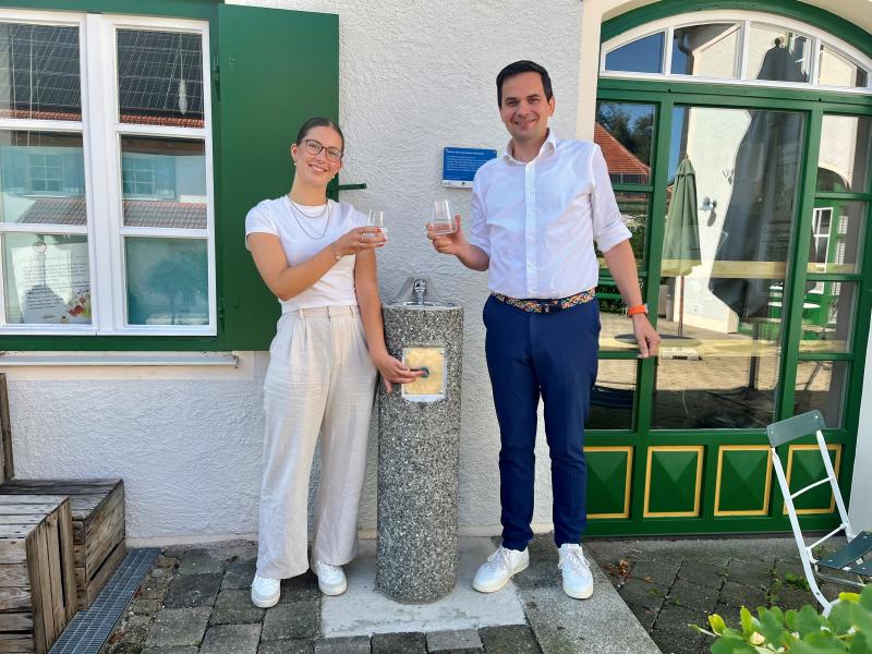 Türkenfeld hat im Innenhof des Linsenmannhauses einen öffentlichen Trinkwasserbrunnen in Betrieb genommen. Passend zum Hochsommer, bietet er Passanten ab sofort Erfrischung bei heißen – und auch kühleren - Temperaturen. Die Gemeinde hat sich mit der Errichtung des Brunnens einer Initiative des Freistaats angeschlossen, die darauf abzielt, Trinkwasser als hochwertiges Lebensmittel im öffentlichen Raum zugänglich zu machen.