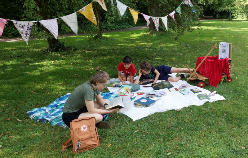 Bei herrlichem Sommerwetter lud Turmgeflüster am 9. August große und kleine Parkbesucher zu einem Picknick mit Büchern ein. Passend zum Thema „Natur pur!“ befanden sich in der rollenden Bücherkiste zahlreiche Bilderbücher, Kinder- und Jugendromane, Sachbücher, und auch Romane für ein erwachsenes Publikum.