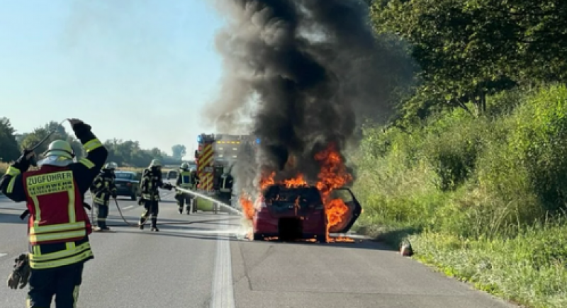 Am 11. August kam es gegen 7.30 Uhr auf der A8 in Fahrtrichtung München zwischen der AS Dachau/Fürstenfeldbruck und der Eschenrieder Spange zu einem Fahrzeugbrand, bei dem ein Hyundai vollständig ausbrannte. Die 60-jährige Fahrerin aus dem Landkreis Fürstenfeldbruck bemerkte während der Fahrt Brandgeruch im Fahrzeug, weshalb sie den Pkw auf den Seitenstreifen lenkte. 