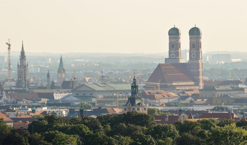 München steht für große Brauereien, das weltbekannte Oktoberfest und eine einzigartige Symbiose aus Moderne und Tradition. In der dynamischen Großstadt treffen die unterschiedlichsten Kulturen aufeinander und versammeln sich in den zünftigen Biergärten, um gemeinsam mit einem Bierkrug auf das Leben anzustoßen, Käsespätzle zu genießen und die bayerischen Werte zu ehren.