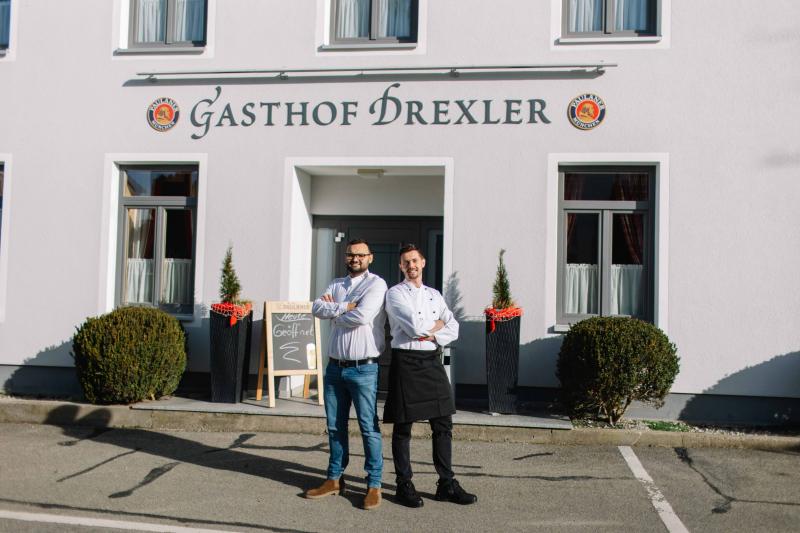 Der Familienbetrieb des Gasthof Drexler blickt auf eine über 100-jährige Tradition zurück. Seit Februar diesen Jahres leiten die beiden neuen kroatischen Pächter, Saša Barbić (Foto: links) und Dražen Tomić (rechts) mit ihrem Team den von Tochter Monika Schwarz (geborene Drexler) weitergegebenen Gasthof und das Landhotel und entwickeln es durch ihr langjähriges Wirken in Gastronomie und Hotellerie stetig weiter.