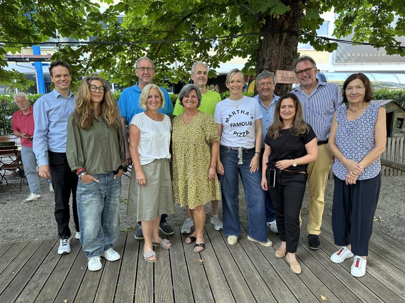 Seit November 2023 findet jeweils am ersten Freitag eines Monats der »FRIDAY CLUB« statt. Dabei präsentieren drei Brucker Geschäfte bei Musik, Drinks und Snacks ihre Produkte und Dienstleistungen. Im Mittelpunkt steht dabei nicht der Verkauf, sondern die Geschäfte einer breiteren Öffentlichkeit bekannt zu machen. Die drei Betriebe liegen meist nicht weit auseinander, um eine Art Shop-Hopping zu ermöglichen. 