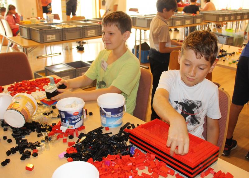 Im Rahmen des Germeringer Ferienprogramms wurde in der zweiten Sommerferienwoche in der Freien evangelischen Gemeinde (FeG) wieder eine Stadt aus Legosteinen gebaut. Auch dieses Mal war das Angebot mit 30 Kindern im Alter von 8-11 Jahren schnell ausgebucht. Die 28 Jungs und 2 Mädchen trafen sich an drei aufeinanderfolgenden Vormittagen, um die Stadt fertigzustellen. 