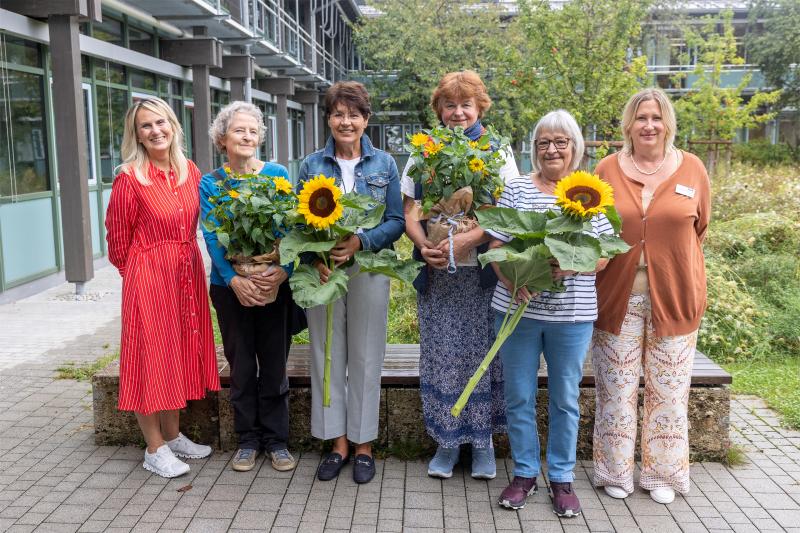 Auf rund 95 Jahre können die vier Tagesmütter Elisabeth Bröcker, Susanne Röthig, Ingrid Panke und Rosa Punscher aus dem Landkreis Starnberg stolz zurückblicken. Ende August beenden nun alle vier ihre Tätigkeit. „Wir bedanken uns herzlich für die vielen Jahre, in denen die Kinder behütet, geborgen und gut gefördert eine glückliche Zeit bei Ihnen als Tagesmütter verbringen durften“, sagt Beate Hatz, die zuständige Teamleiterin im Landratsamt.   