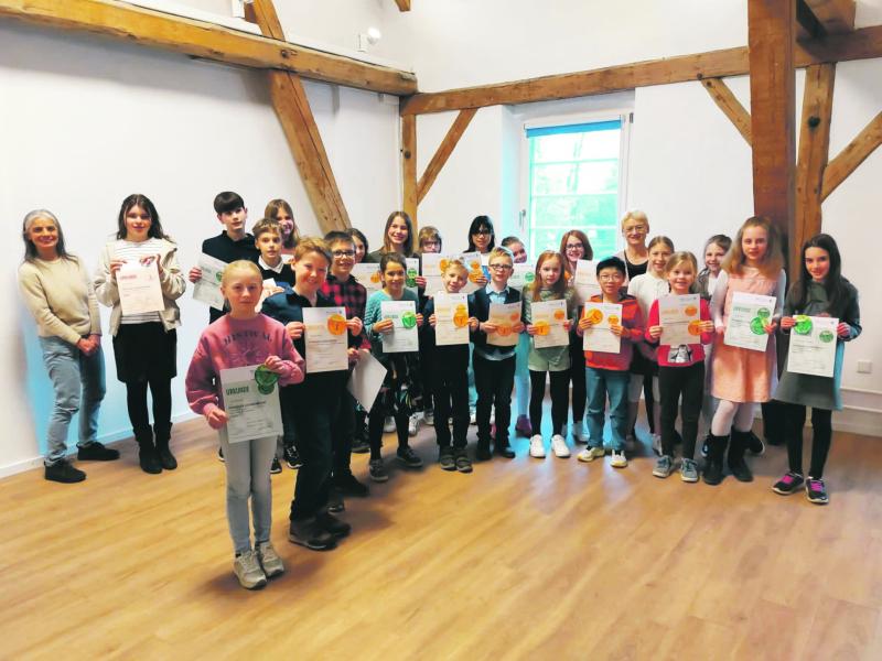 – Aktuell ruhen die Instrumente und die Schüler genießen ihre wohlverdienten Ferien. Gleiches gilt natürlich auch für das Kollegium. Neben vielen Klassenvorspiel-Einlagen und Konzerten fand im vergangenen Schuljahr auch wieder eine Juniorprüfung statt, in der sich 23 Kinder im Rahmen eines Konzertes erfolgreich dem Publikum und der Prüfungskommission vorstellten. 