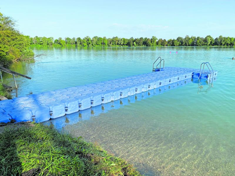 Am Olchinger See ist ein neuer Badesteg fertiggestellt worden. Entstanden ist der Steg aus dem Material, sogenannten Pontons, die noch bis 2019 als sogenannte Badeinsel im Olchinger See zu finden war. 