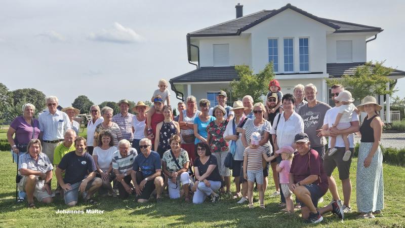 Der Obst- und Gartenbauverein Maisach besuchte mit 36 Erwachsenen und fünf Kindern den Müllerhof in Maisach/Aufkirchen. Johannes Müller führte zu den Muttersauen mit ihren Ferkeln. Dort erfuhr die Gruppe viel Wissenswertes von der Geburt bis zur Schlachtung der Tiere. Die vier Duroc-Eber und die 32 Muttersauen sorgen für ganzjährigen Nachwuchs.