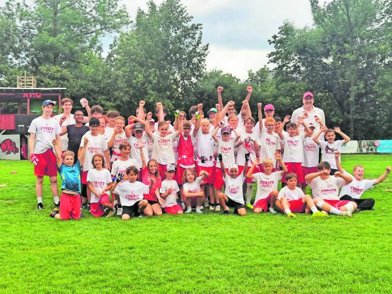 Das 5. Fursty Razorbacks Flag-Football Summer Camp ging am Freitagnachmittag mit dem traditionellen Abschlussspiel aller Teilnehmer erfolgreich zu Ende. 35 Kinder, darunter viele Football-Neulinge, haben sich der Herausforderung des 4-Tage-Camps gestellt und jeden Tag mit vollem Einsatz ihr Bestes gegeben.