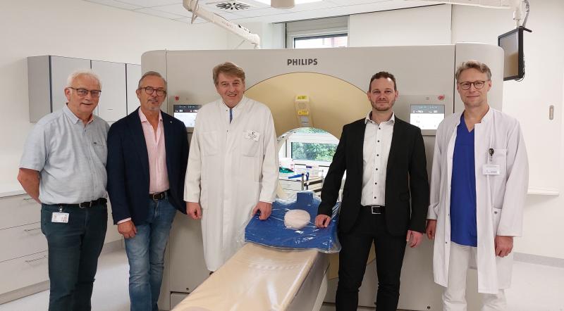 Ein besonders leistungsstarkes Computertomographie-System (CT) bereichert nun die Medizingeräteausstattung des Fachbereichs Radiologie im Klinikum Fürstenfeldbruck, das Klinikvorstand Alfons Groitl, Prof. Dr. Armin Huber (Chefarzt der Radiologie) und der Ärztliche Direktor, PD Dr. Florian Weis bei einem Pressetermin vorstellten.