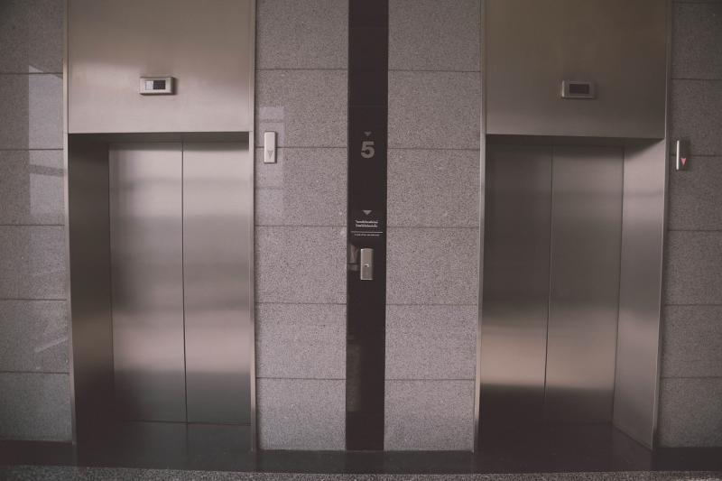 Barrierefreiheit in München: Wie moderne Aufzuglösungen zur Inklusion beitragen München setzt konsequent auf innovative Aufzuglösungen, um Barrieren abzubauen und Inklusion voranzutreiben. Sprachgesteuerte Systeme und intelligente Navigation in Aufzügen eröffnen neue Möglichkeiten für mehr Selbstständigkeit. 