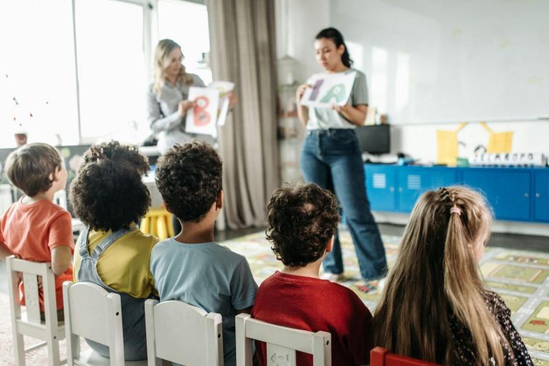 Erzieherinnen mit Kindern