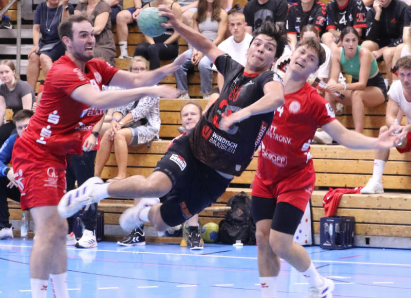 Gegen die MadDogs aus Neuhausen gab es in der Vergangenheit schon immer viele Tore zu bejubeln. In der letztjährigen Saison leider nur für die Gäste. Die reisten mit einer kleinen Favoritenbürde an, da sie auf bewährte Stammkräfte bauen konnten und sich dazu noch mit erfahrenen Spielern verstärkten. 