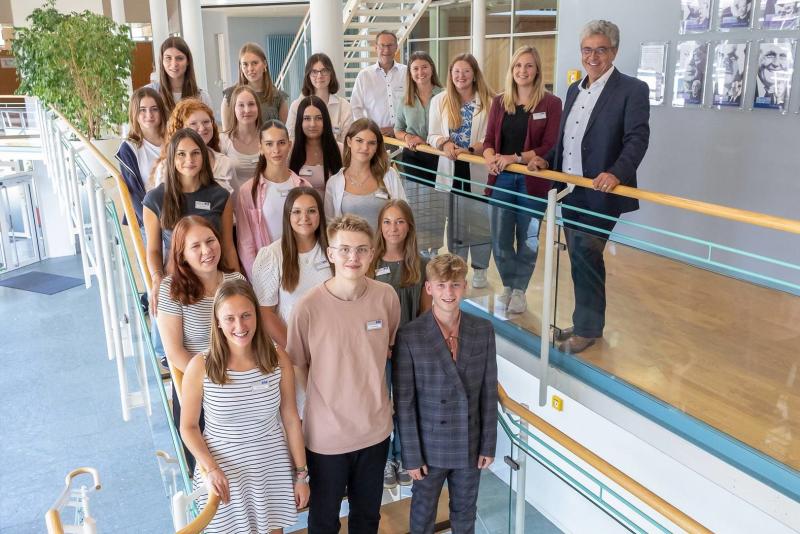 17 Nachwuchskräfte haben am 1. September ihre Ausbildung bzw. das duale Studium im Landratsamt Starnberg begonnen. In den nächsten Jahren können sie sich von den abwechslungsreichen Tätigkeiten eines Landratsamtes überzeugen. Begrüßt wurden die Nachwuchskräfte von Matthias Vilsmayer, dem Stellvertreter des Landrats. Bei einem gemeinsamen Mittagessen fand das erste Kennenlernen statt. 