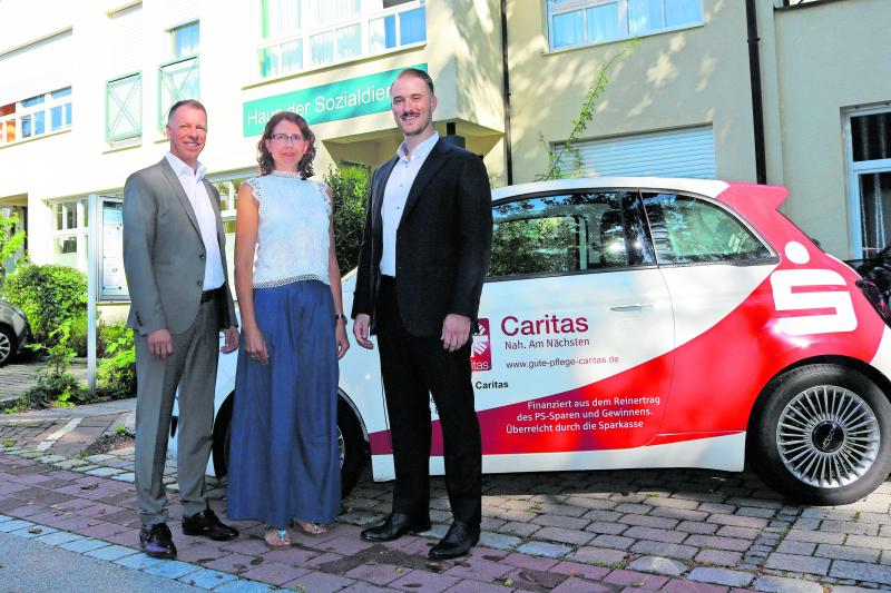 Von links: Christian Skokanitsch (Sparkasse Fürstenfeldbruck), Justyna Langosch (Pflegedienstleiterin der Caritas), Daniel Frank (Sparkassen-Filialdirektor Eichenau).