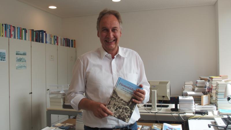 Rund ein halbes Jahr hat Stadtarchivar Dr. Gerhard Neumeier damit zugebracht, aus etwa 4.500 Fotos – die bis dahin noch nicht digitalisiert waren – rund 100 passende Bilder herauszusuchen und seine Texte zusammenzustellen. 