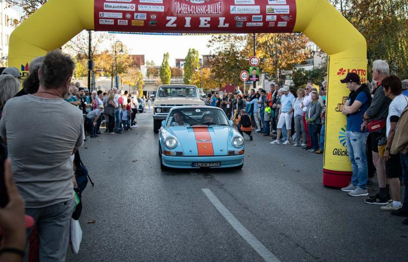Und wieder heißt es: „Zehn Seen sehen!“ – bei der 10-SEEN-CLASSIC-RALLYE Über 140 Oldtimer und Klassiker am Stück! Wo gibt’s denn so was? Bei der 10-SEEN-CLASSIC-RALLYE, eine der größten Tagesveranstaltung im Oldtimerbereich – ausgerichtet und veranstaltet vom „Pascal Kapp Rallye-Team“.