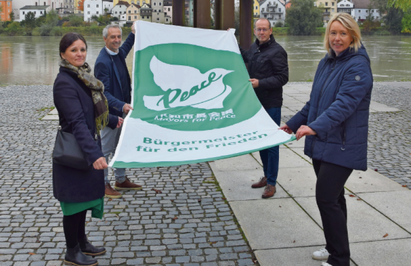 Im Rahmen der deutschlandweiten Langen Nacht der Demokratie trafen sich die Bürgermeister der Stadt Puchheim und ihrer Partnerstädte Anfang Oktober in der Drei-Flüsse-Stadt Passau. Aufgrund ihrer geographischen Lage nahe des Dreiländerecks und ihrer Nähe zu Österreich und Ungarn wählte die Stadt Puchheim Passau als symbolischen Ort für eine partnerschaftliche Begegnung mit ihren Freunden aus Österreich, Ungarn und Finnland.