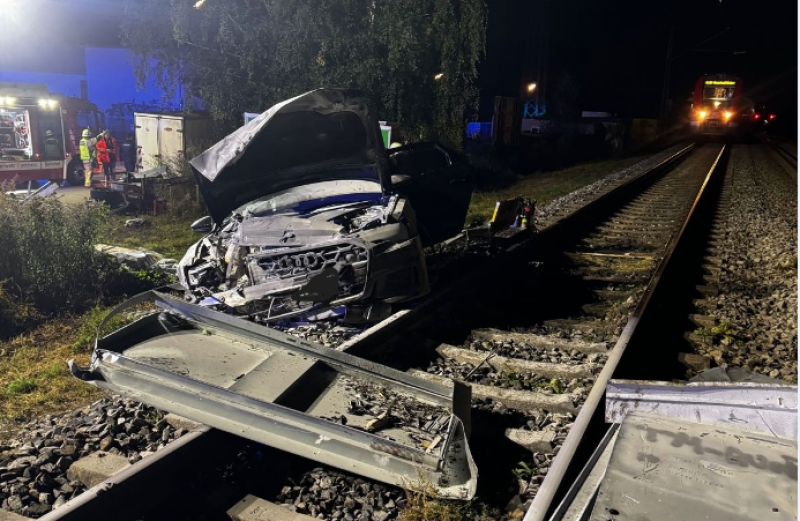 Wie die Polizei berichtet, ereignete sich in der Nacht von vergangenem Donnerstag auf Freitag kurz vor Mitternacht ein außergewöhnlicher Verkehrsunfall. Ein 20-jähiger Fahranfänger aus München fuhr mit einem über 250 PS-starken, geliehenen Audi auf der Benzstraße in Richtung Aubinger Weg. 