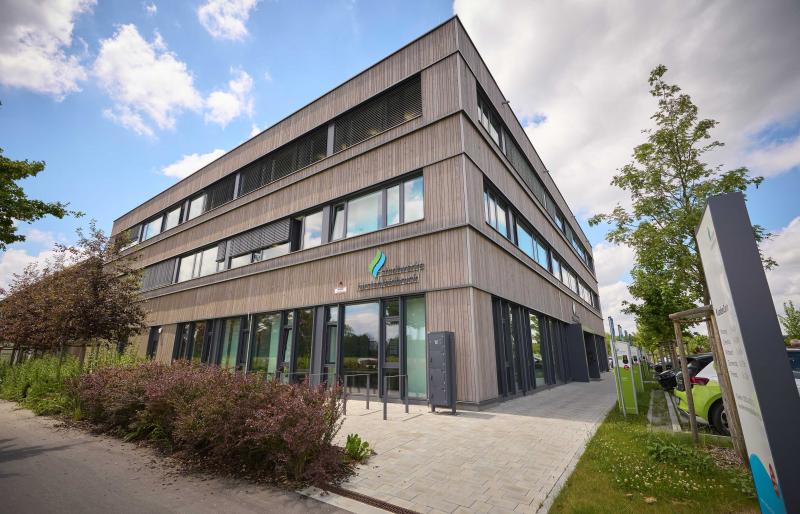 – Transparent und regional zeigt das Energie-Monitoring der Stadtwerke Fürstenfeldbruck zu wie viel Prozent die Energieversorgung mit regenerativem Strom im Versorgungsgebiet erfolgt. Hierbei wird tagesaktuell die Erzeugung aus erneuerbaren Energiequellen wie Wasserkraft, Photovoltaik und Windkraft über einen Zeitraum abgebildet und mit den Energieverbräuchen in Relation gesetzt.