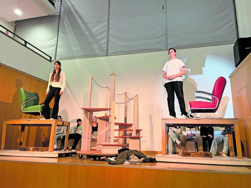 Ein außergewöhnliches Theaterstück ging vor kurzem an der Kerschensteiner Grund- und Mittelschule Germering über die Bühne: „Icebreaker“. Unter der Leitung des Theaterpädagogen Jean-Francois Drozak und seiner Kollegin Tabea Hildner haben zehn Schüler das herausfordernde Thema „Depression im Jugendalter“ kreativ und einfühlsam aufgearbeitet. Gefördert wird die Kampagne von der AOK Bayern.