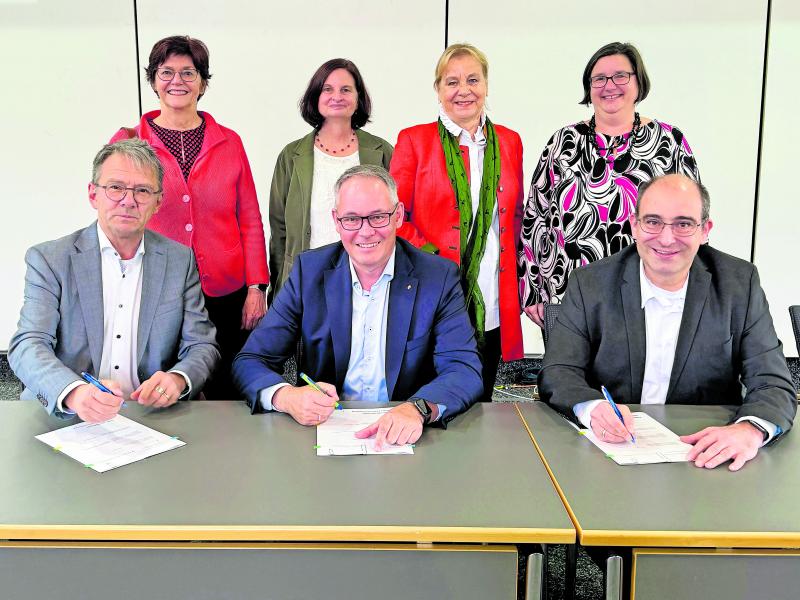 – Mit sichtlicher Freude unterzeichneten Landrat Thomas Karmasin, Bezirkstagspräsident Thomas Schwarzenberger und AOK Direktor Maximilian Georg heute den Vertrag für den Pflegestützpunkt im Landkreis Fürstenfeldbruck. Ab März 2025 wird der Pflegestützpunkt seinen Betrieb aufnehmen und den Bürgerinnen und Bürgern des Landkreises ein neutrales, unabhängiges und kostenfreies Angebot zur Aufklärung, Auskunft und Beratung rund um das Thema „Pflege“ bieten. 