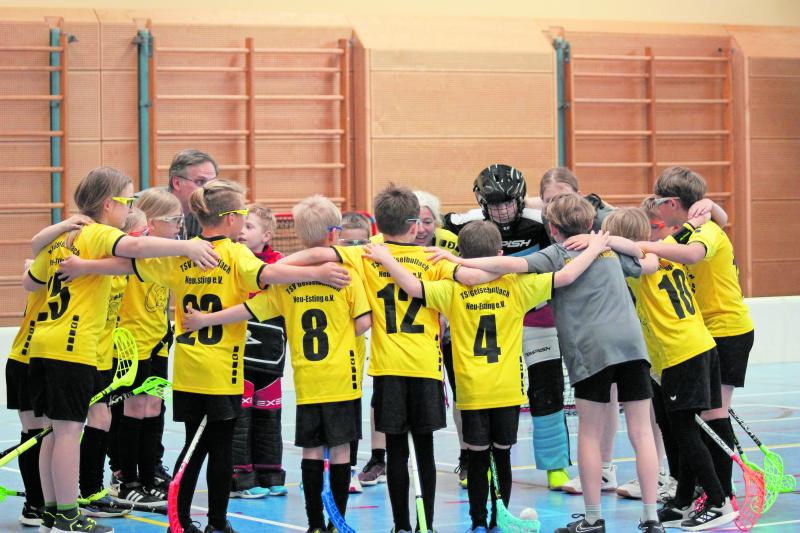 Die Bullach Bees erweitern ihr Angebot und planen eine neue Trainingsgruppe für Kids im Alter von ca. sechs bis neun Jahren. Das Angebot richtet sich an alle Mädchen und Jungs in Olching und Umgebung, die gerne einmal Floorball, die schnelle Hockey-Variante in der Halle, ausprobieren möchten. Zur Anmeldung genügt einfach eine Mail mit Namen und Alter des Kindes an floorball@tsv-geiselbullach.de.