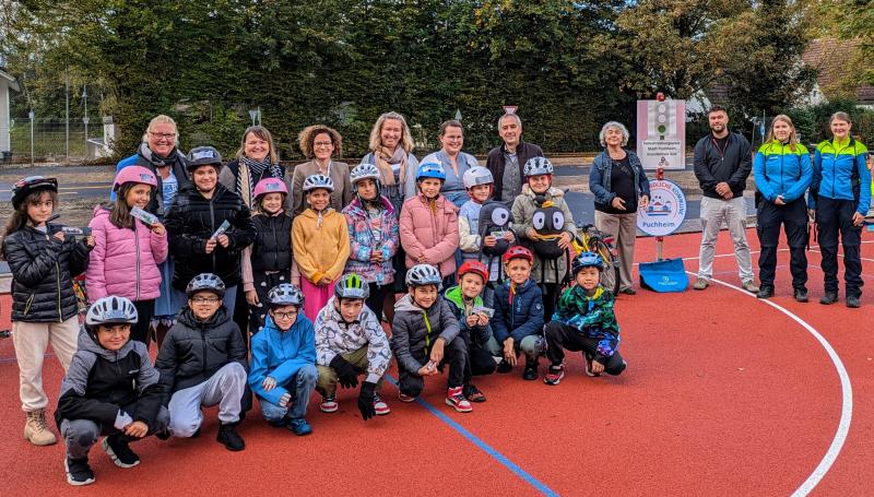 Im Rahmen der Europäischen Mobilitätswoche und passend zum Start der Verkehrserziehung wurde ein neuer Verkehrsübungsplatz an der Grundschule Süd eröffnet. Der Platz, der über 1.000 Quadratmeter umfasst, steht rund 300 Grundschülern der Grundschule Süd, der Laurenzer Grundschule in Puchheim-Ort sowie der Grundschule am Gernerplatz zur Verfügung.