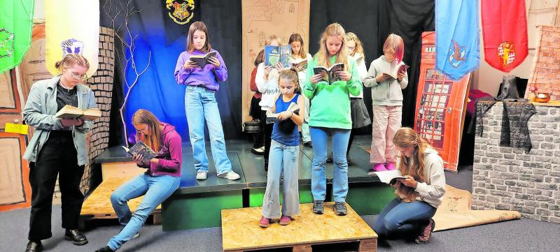– Zwölf Kinder und Jugendliche des Vereins Turmgeflüster e.V. tauchten Anfang Oktober einen ganzen Tag lang in das Harry Potter-Universum ein, um zu beweisen, dass eine gemeinsame Geschichte Grenzen überwinden und Menschen verbinden kann. Der vielsprachige Theater-Workshop war ein Beitrag des Vereins zu den Interkulturellen Tagen.