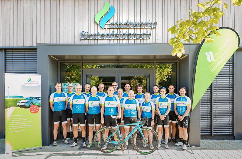 – Mit dem Gravelbike hat sich in den letzten Jahren eine neue Gattung auf dem Fahrradmarkt etabliert. Die Räder erinnern optisch an Rennräder, sind aber mit stabileren Rahmen und vor allem breiteren Reifen flexibler einsetzbar. So ist je nach Modell das Befahren von Forst- und Schotterstraßen oder sogar Trails möglich.
