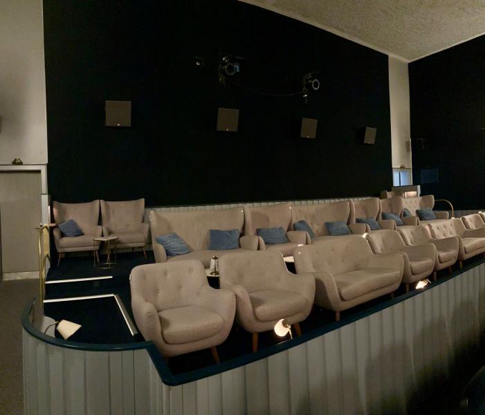 Beim Lichtspielhaus in der Maisacher Straße 7 freut man sich, seine Besucher über den laufenden, und nun fast vollständigen Umbau der beliebten Loge in Saal 1 zu informieren. Seit September wurde die Loge umgebaut und erweitert, um den steigenden Wünschen des Publikums nach noch mehr Bequemlichkeit und einem exklusiven Kinoerlebnis gerecht zu werden.
