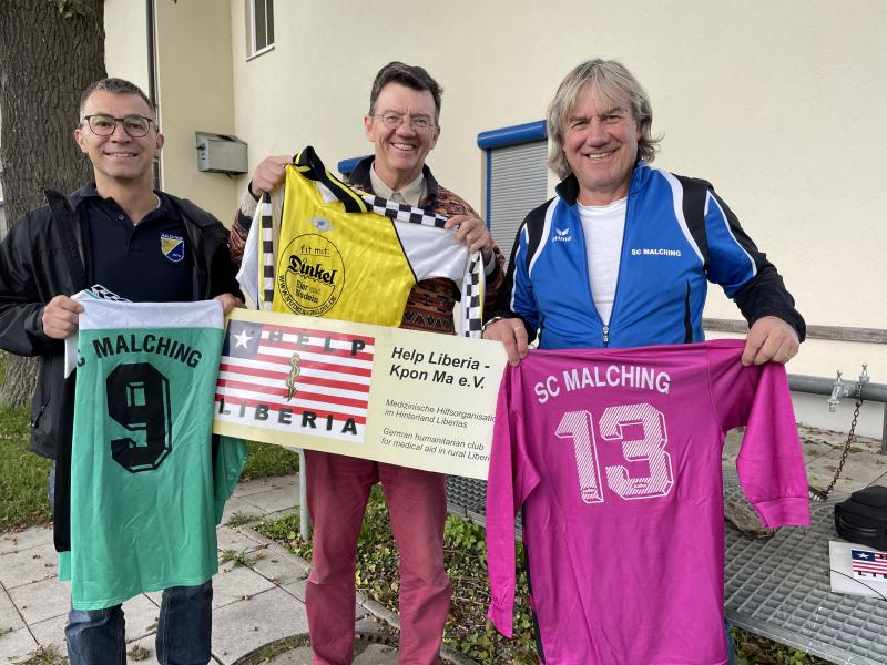 In Zukunft dürften sich jugendliche Fußballerinnen und Fußballer aus dem afrikanischen Liberia freuen, in Fußball-Jugendtrikots des SC Malching gegeneinander anzutreten. Liberia in Westafrika ist eines der ärmsten Länder der Erde und eher unbekannt. Dennoch gibt es im Landkreis Fürstenfeldbruck den Hilfsverein „Help Liberia“, der von Thomas Böhner geleitet wird.