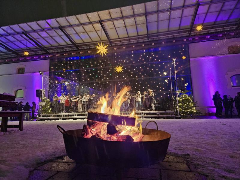 Beim “Advent in Fürstenfeld” am 29.11 bis 1.12.2024 präsentiert sich das Klosterareal von seiner schönsten Seite. Am ersten und zweiten Dezember-Wochenende stimmen Lichterglanz, Leckereien, Markt, Kunst & Musik auf die Weihnachtszeit ein – alles bei freiem Eintritt! 
